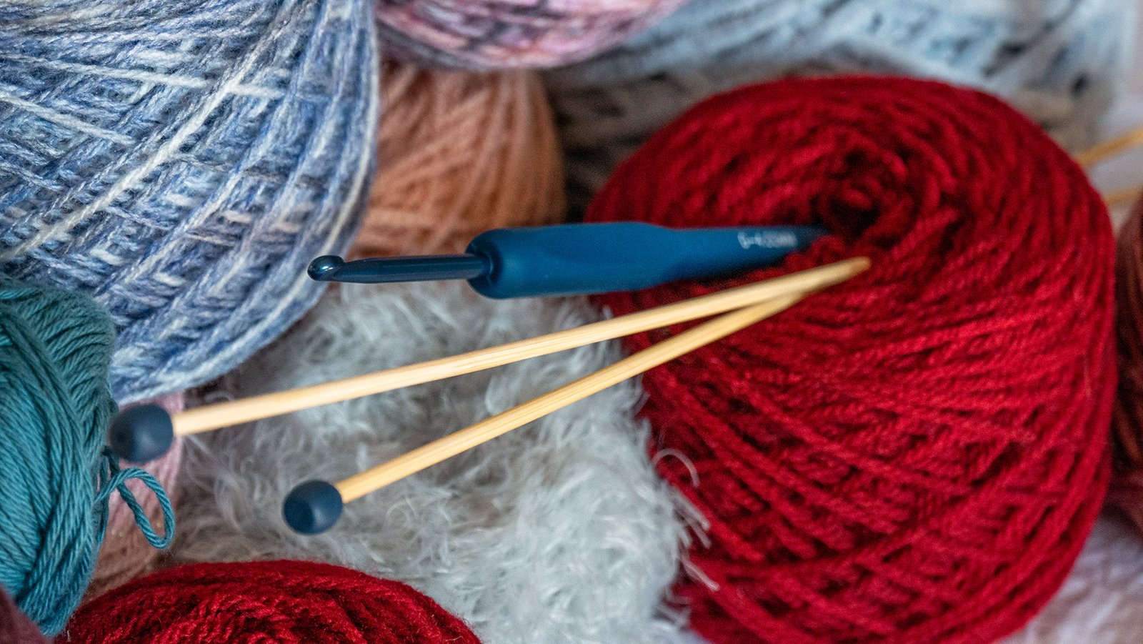 Knitting or crocheting: what are the differences?