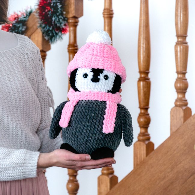 Bébé Pingouin Géant avec son Bonnet et son Écharpe Roses – Image 3