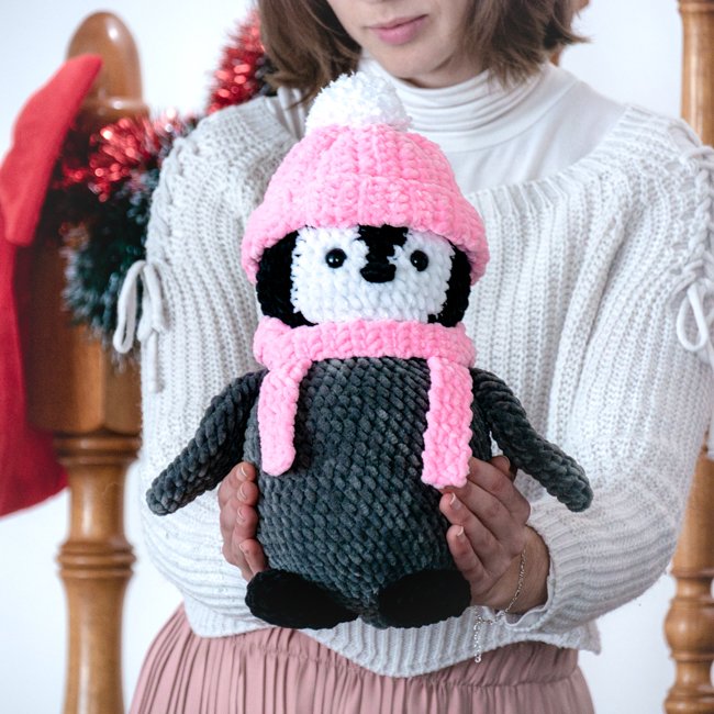 Bébé Pingouin Géant avec son Bonnet et son Écharpe Roses